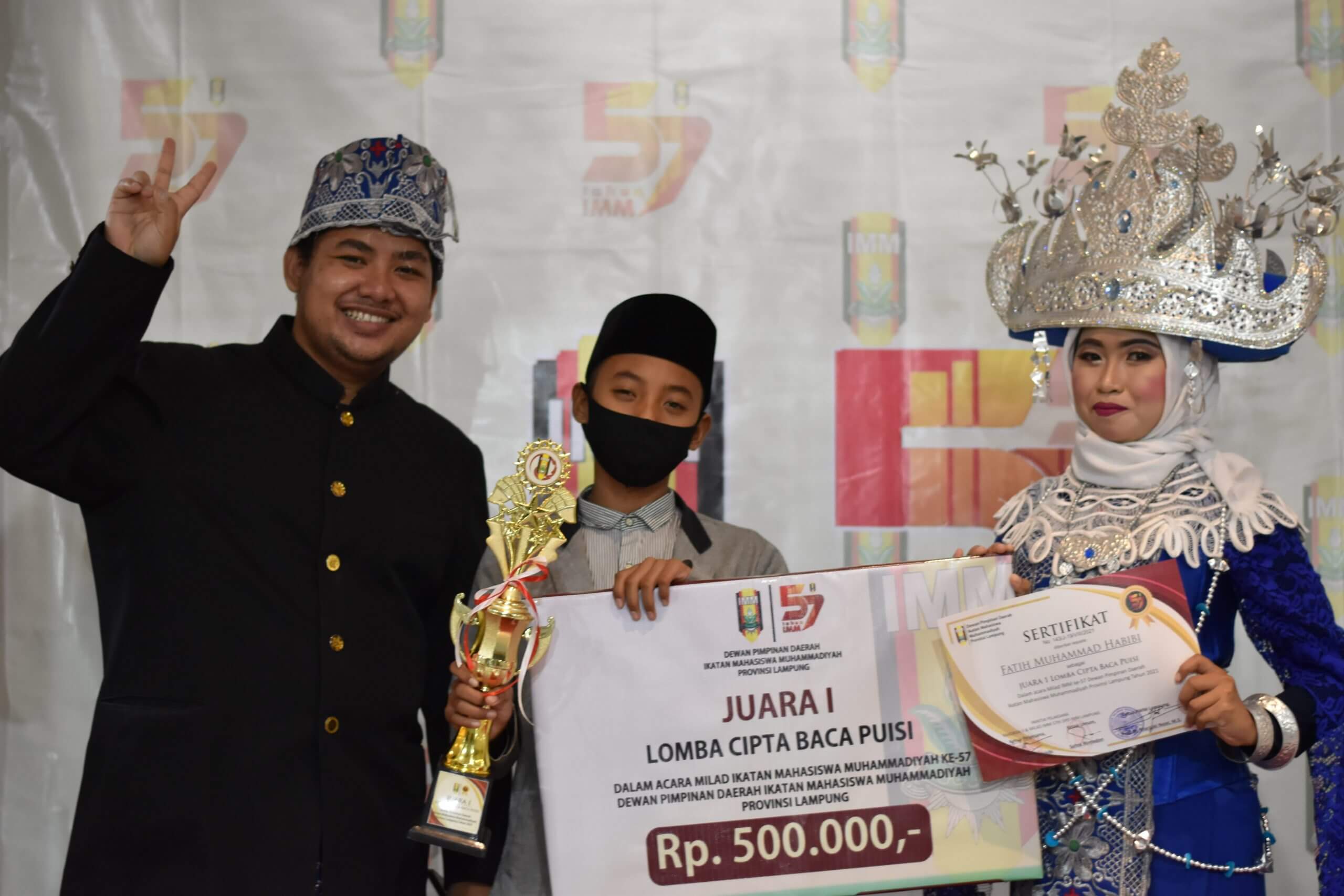 Read more about the article Mengalahkan Mahasiswa, Fatih M. Habibi Juara 1 Lomba Baca Cipta Puisi Tingkat Provinsi