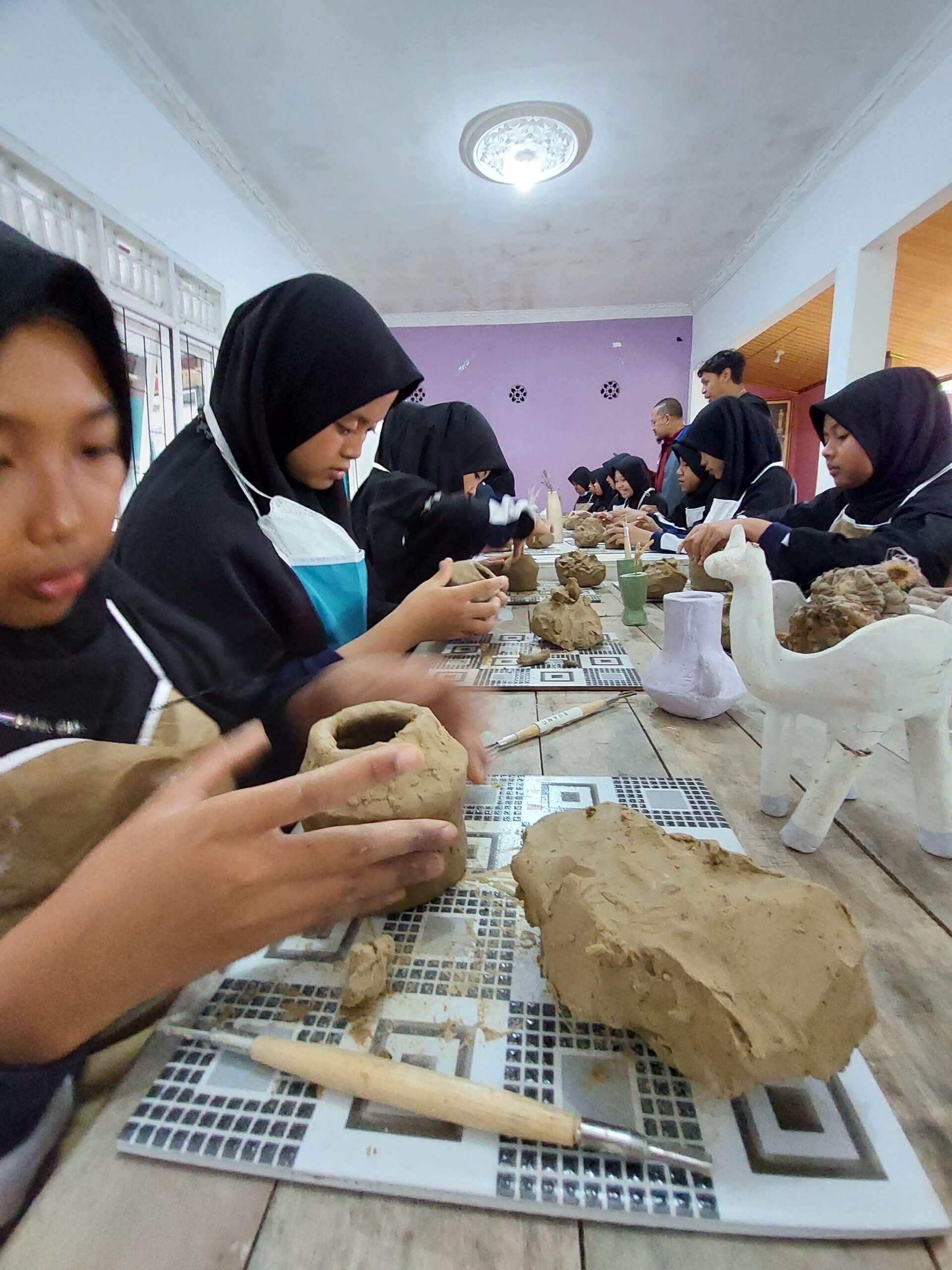 Read more about the article SMP Mu Al-Ghifari Galakkan Pelatihan Wirausaha dan Ekonomi Kreatif Sejak Dini