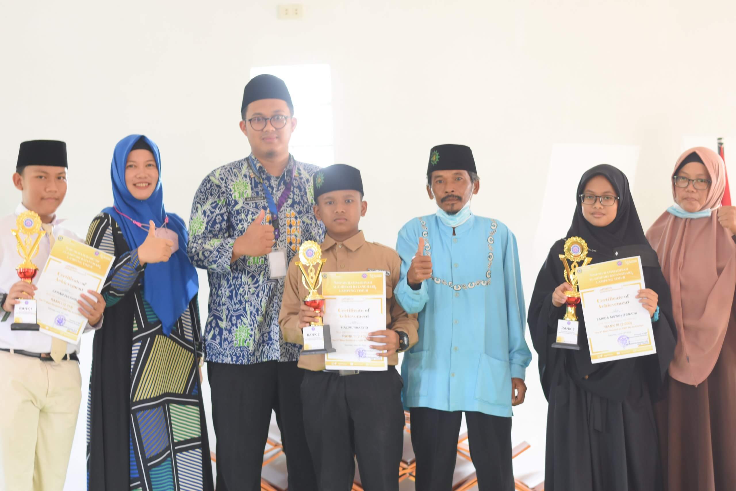 Read more about the article Apresiasi Belajar Siswa, SMP Muhammadiyah Al Ghifari Bagikan Penghargaan Bagi Siswa Berprestasi