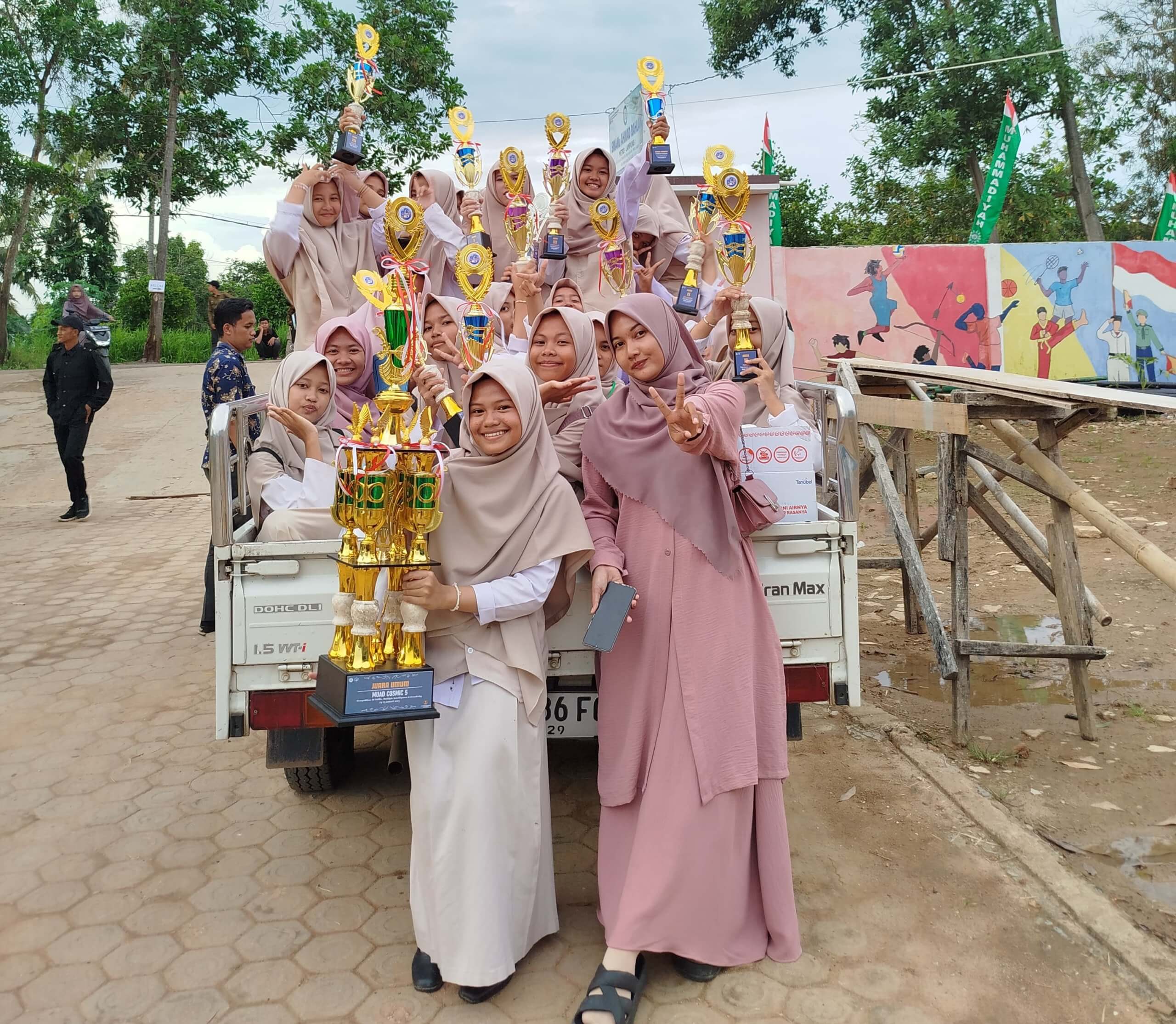 Read more about the article SMPMu Al-Ghifari Raih Juara Umum Cosmic Muad V, Ini Ungkapan Para Juara dan Pembina